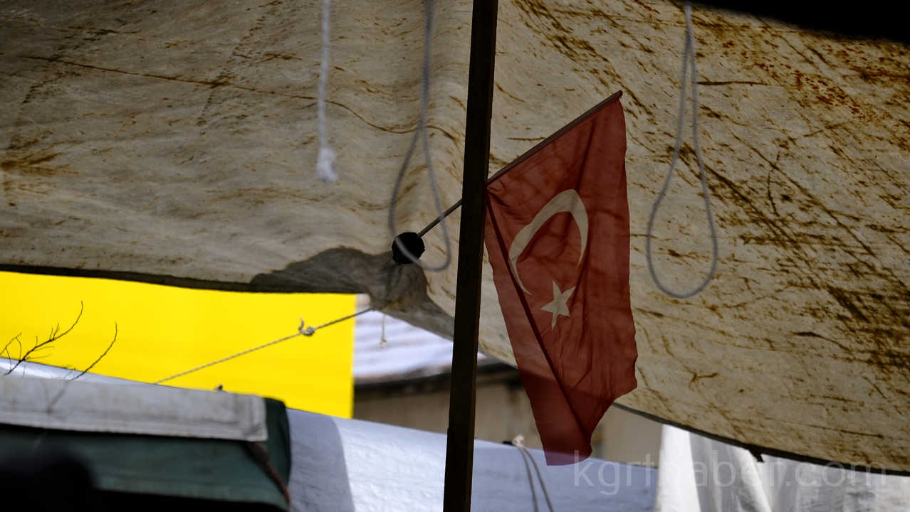 Karamanda Pazar Esnafindan Turk Bayragina Yapilan Saldiriya Tepki6