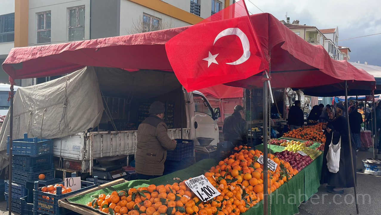 Karamanda Pazar Esnafindan Turk Bayragina Yapilan Saldiriya Tepki7