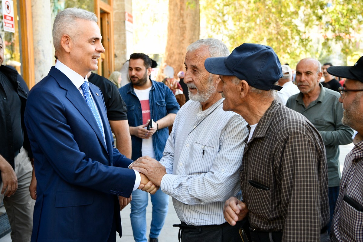 Karamandan Vali Cicekliye Sevgi Seli Gorev Yeri Degisti Ama Gonullerde Kaldi (10)