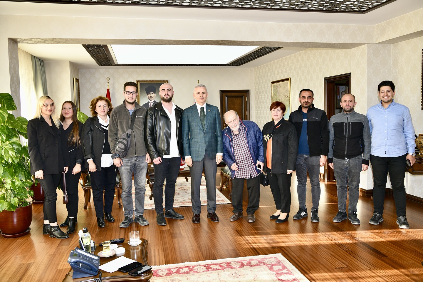 Karamandan Vali Cicekliye Sevgi Seli Gorev Yeri Degisti Ama Gonullerde Kaldi (14)