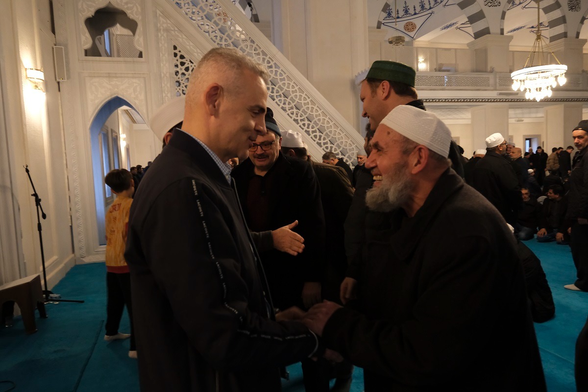 Karamandan Vali Cicekliye Sevgi Seli Gorev Yeri Degisti Ama Gonullerde Kaldi (2)