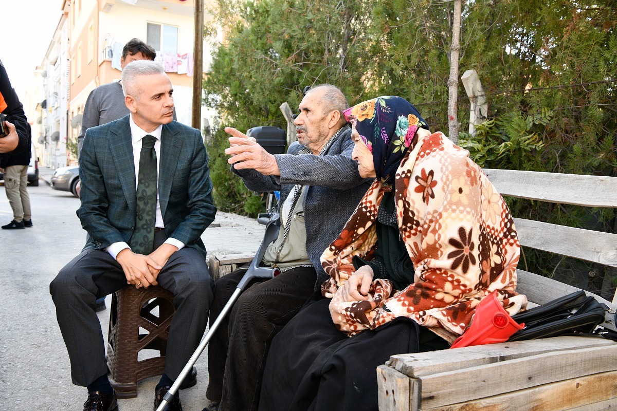 Karamandan Vali Cicekliye Sevgi Seli Gorev Yeri Degisti Ama Gonullerde Kaldi (4)