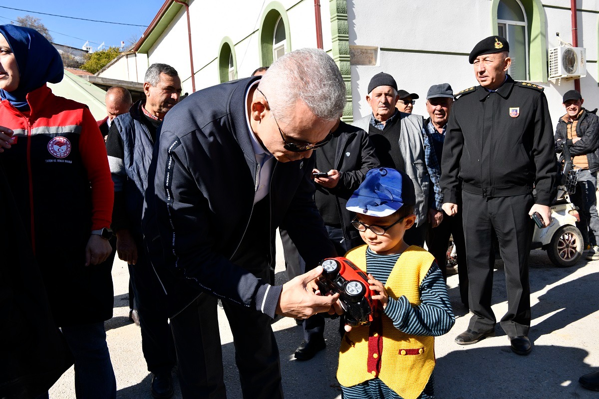 Karamandan Vali Cicekliye Sevgi Seli Gorev Yeri Degisti Ama Gonullerde Kaldi (8)