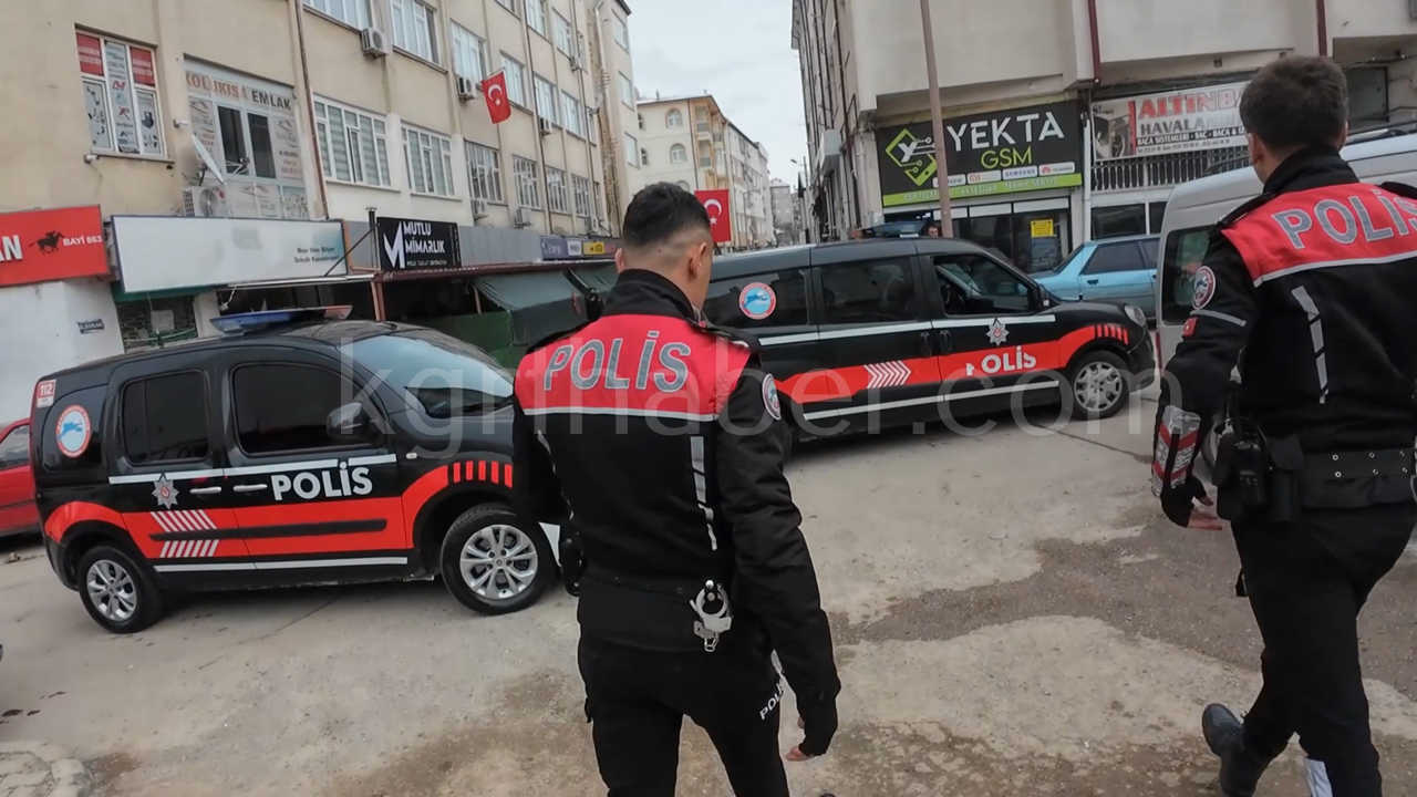 Karamanli Hareketli Dakikalar Silahlari Birakip Kactilar8