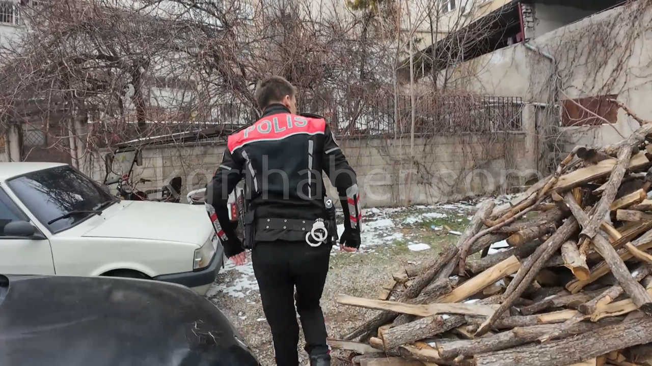 Karamanli Hareketli Dakikalar Silahlari Birakip Kactilar9