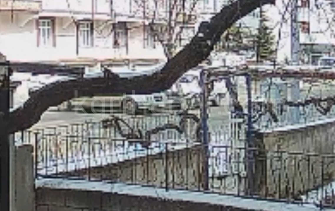 Kari Koca Aractan Firladi Kadin Aracin Altinda Kaldi Feci Kaza Kamerada1