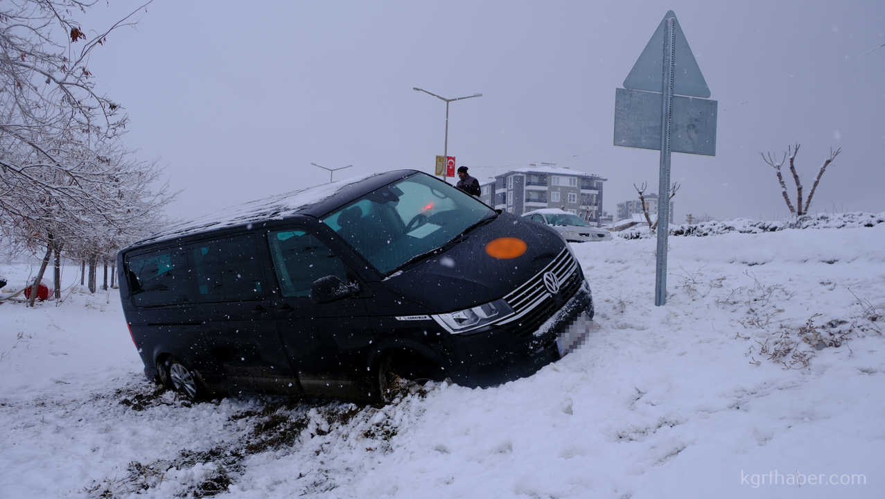 Karli Hava Kazayi Beraberinde Getirdi Minibus Sarampole Uctu0