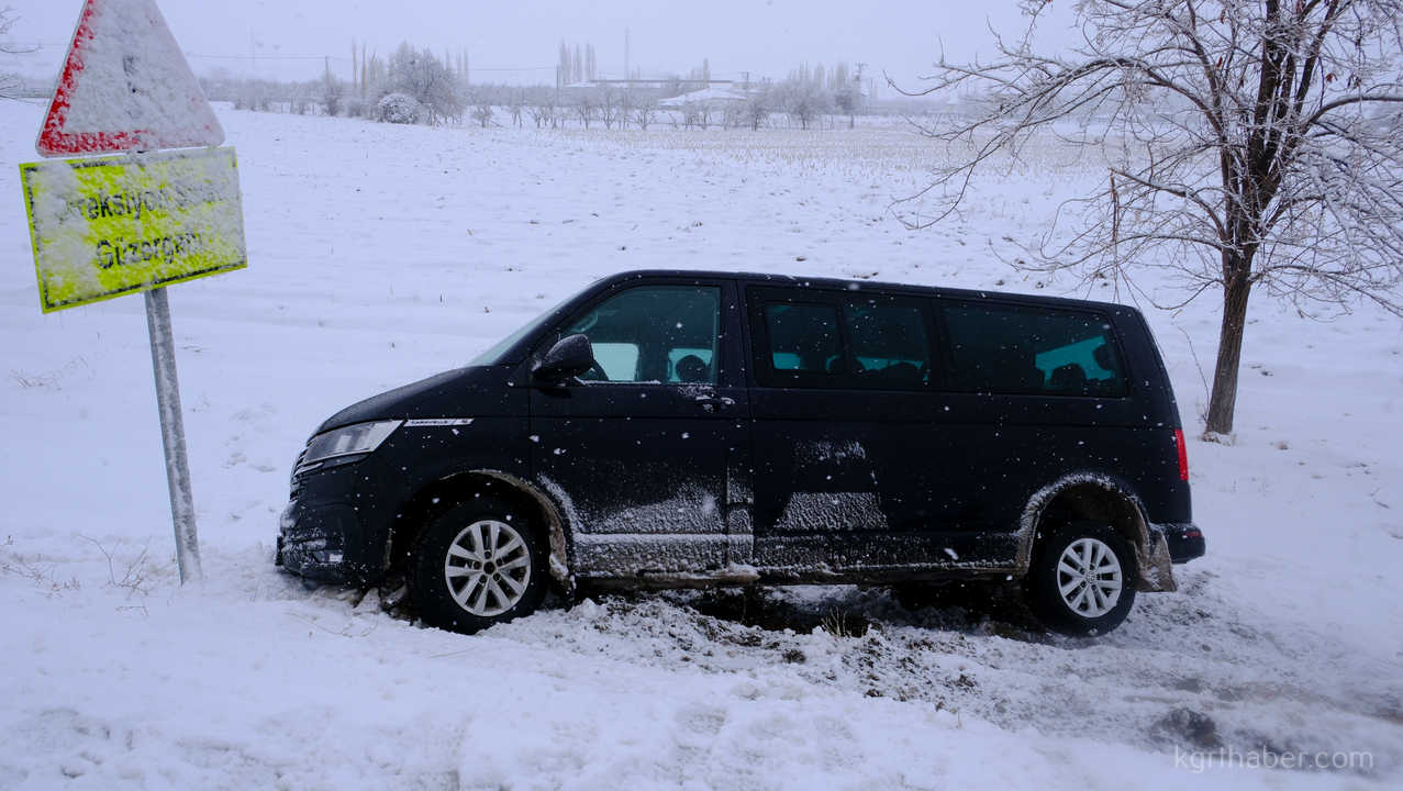Karli Hava Kazayi Beraberinde Getirdi Minibus Sarampole Uctu1