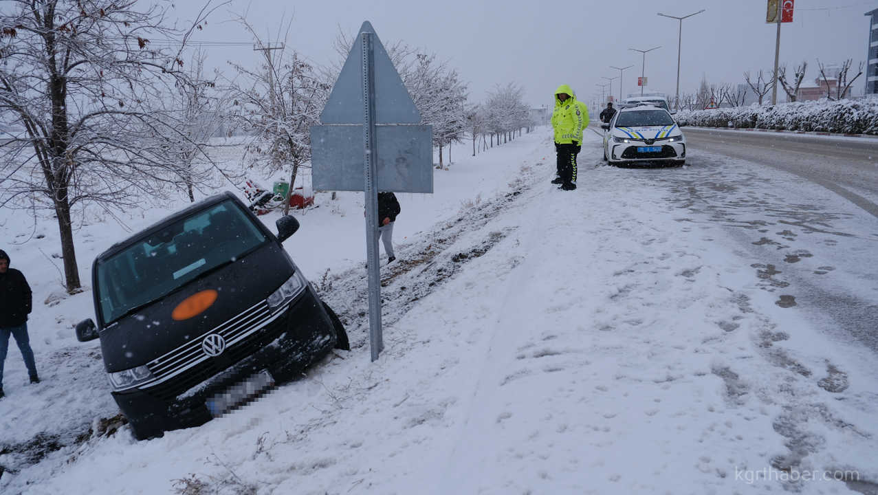 Karli Hava Kazayi Beraberinde Getirdi Minibus Sarampole Uctu2