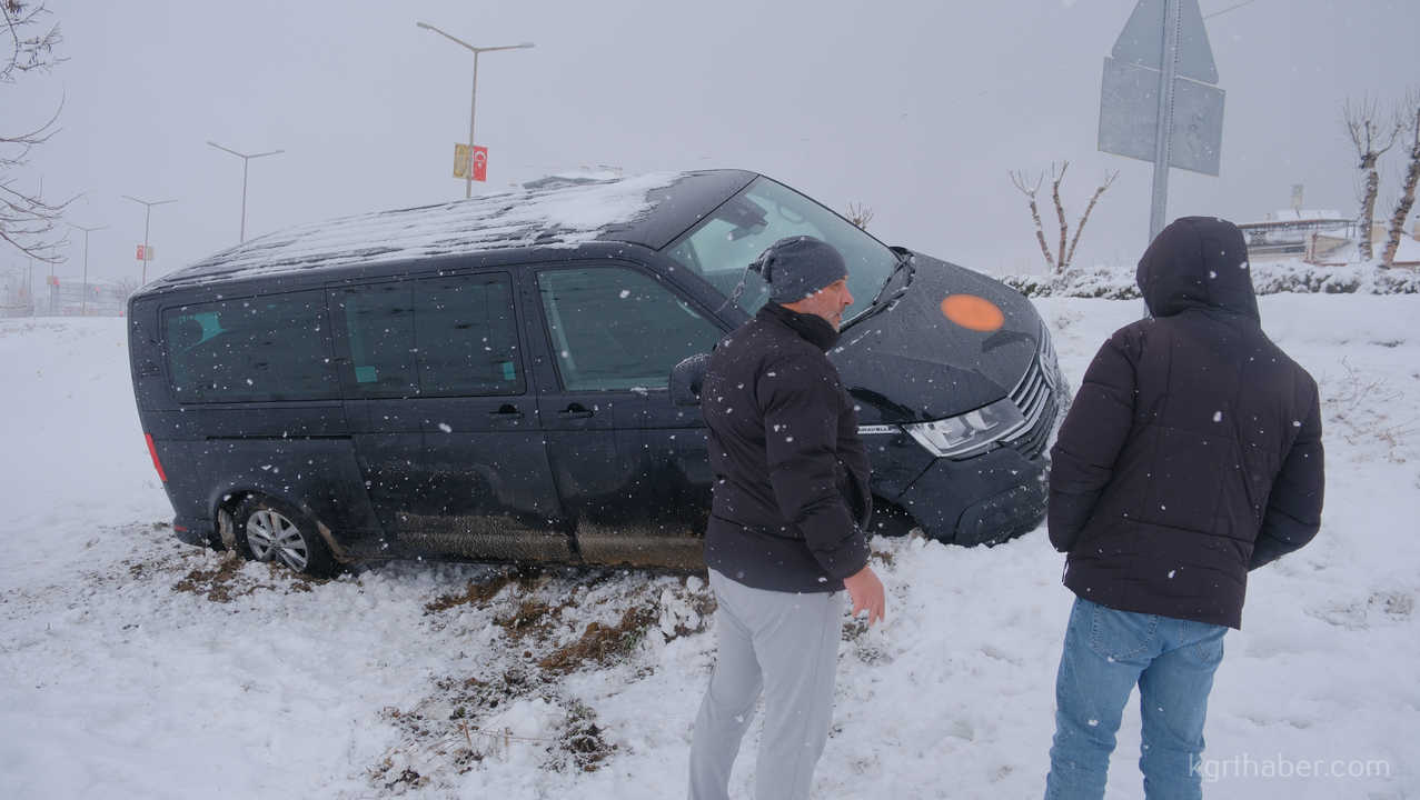 Karli Hava Kazayi Beraberinde Getirdi Minibus Sarampole Uctu3