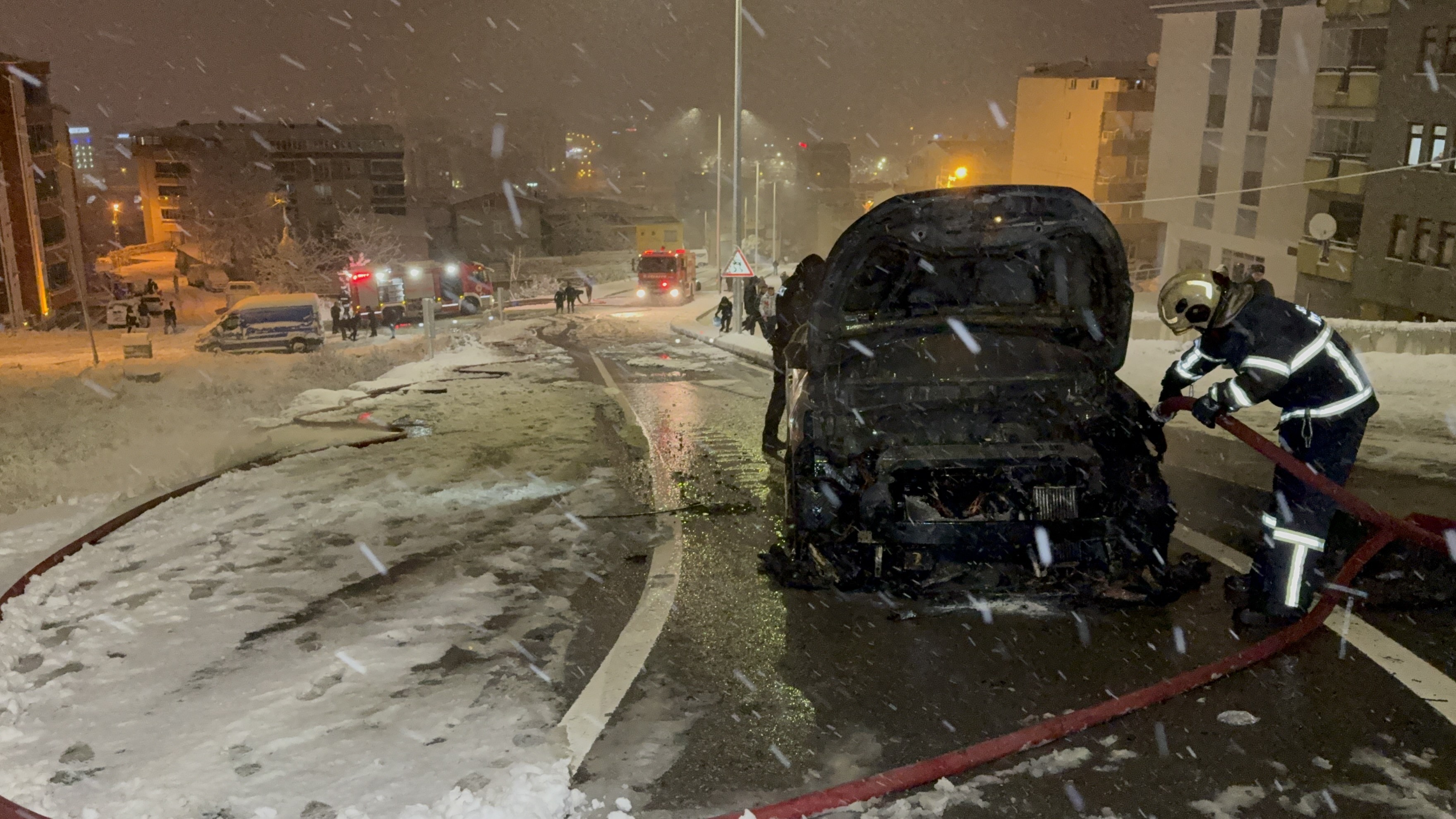 Karli Rampada Alev Alan Otomobil Kule Dondu (2)