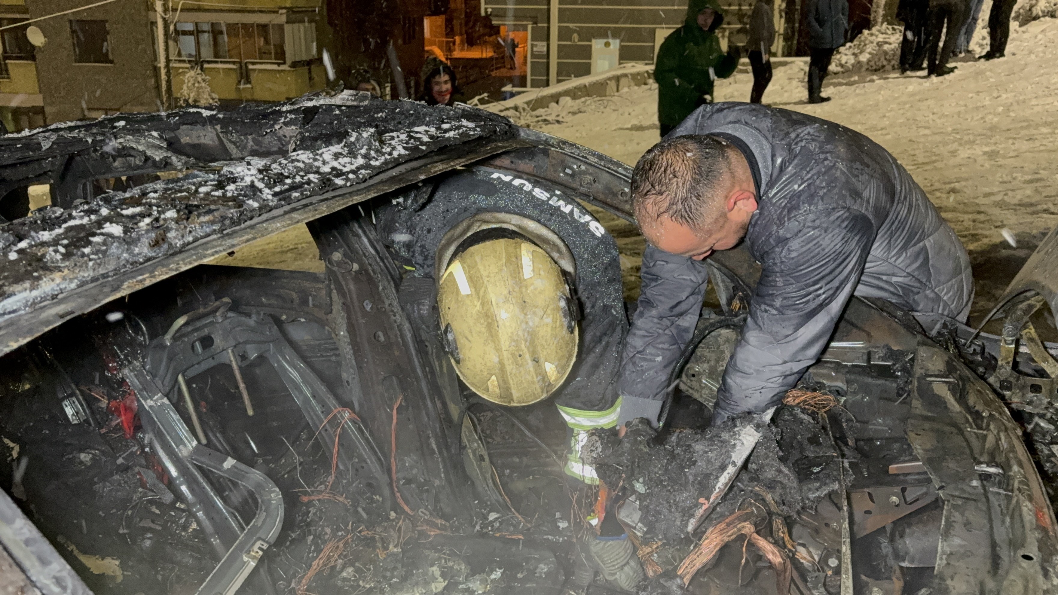 Karli Rampada Alev Alan Otomobil Kule Dondu (3)