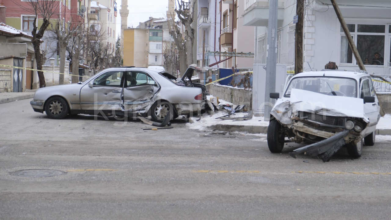 Kavsaktaki Feci Kazada Surucu Hafif Esi Agir Yaralandi0