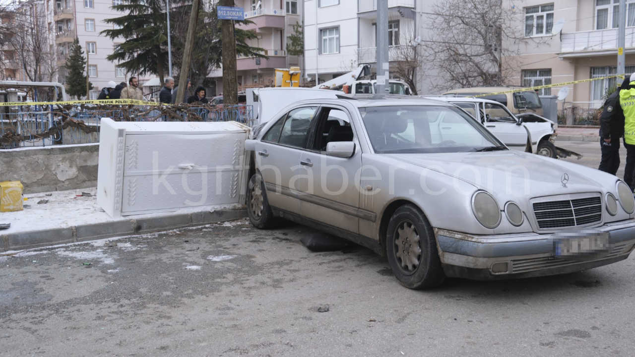 Kavsaktaki Feci Kazada Surucu Hafif Esi Agir Yaralandi1