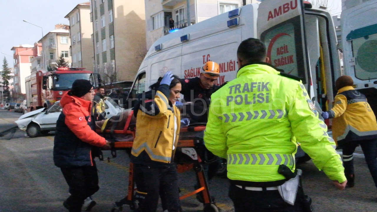 Kavsaktaki Feci Kazada Surucu Hafif Esi Agir Yaralandi2