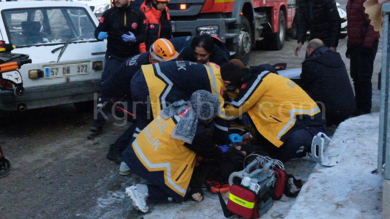 Kavsaktaki Feci Kazada Surucu Hafif Esi Agir Yaralandi3