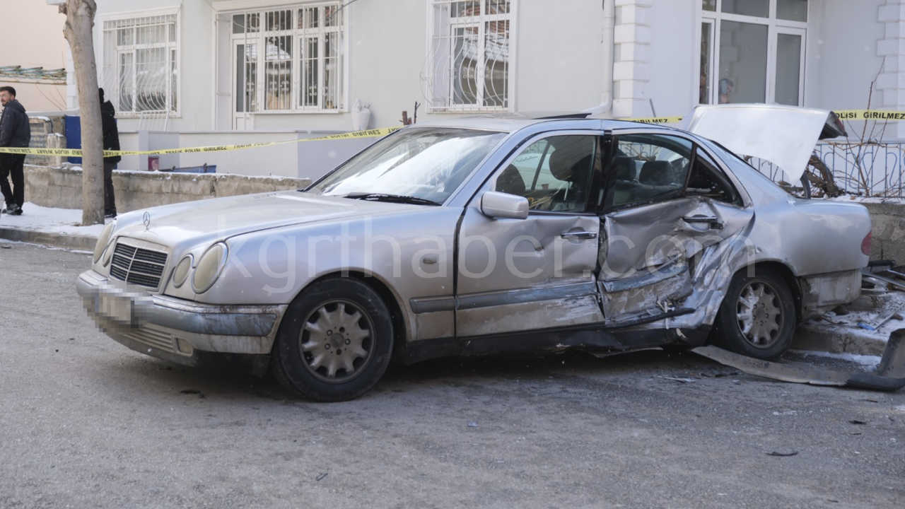 Kavsaktaki Feci Kazada Surucu Hafif Esi Agir Yaralandi4