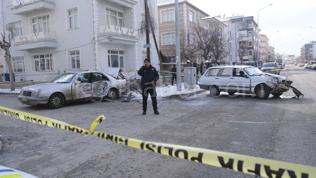 Kavsaktaki Feci Kazada Surucu Hafif Esi Agir Yaralandi6