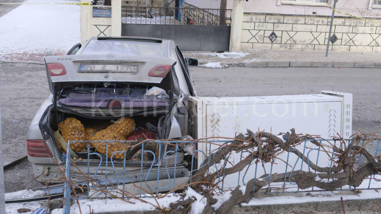 Kavsaktaki Feci Kazada Surucu Hafif Esi Agir Yaralandi7