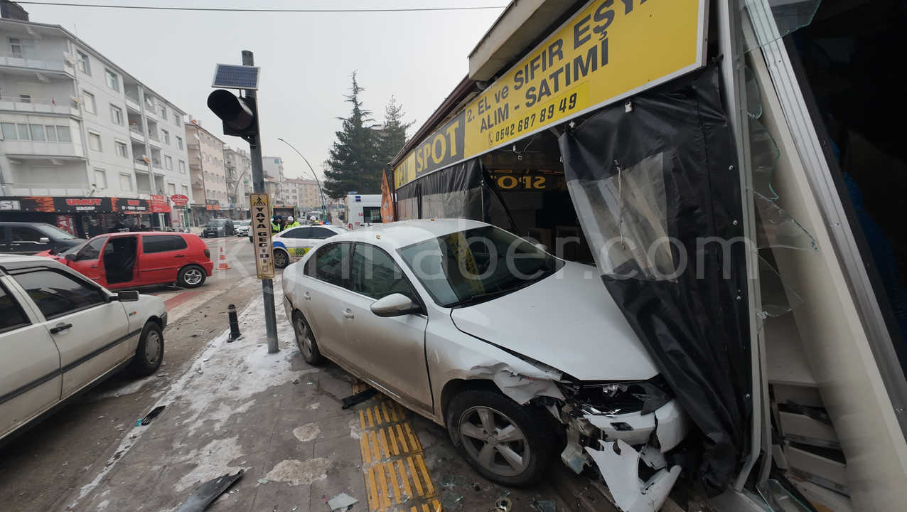 Kazada Savrulan Otomobil Is Yerine Boyle Daldi 3 Yarali4