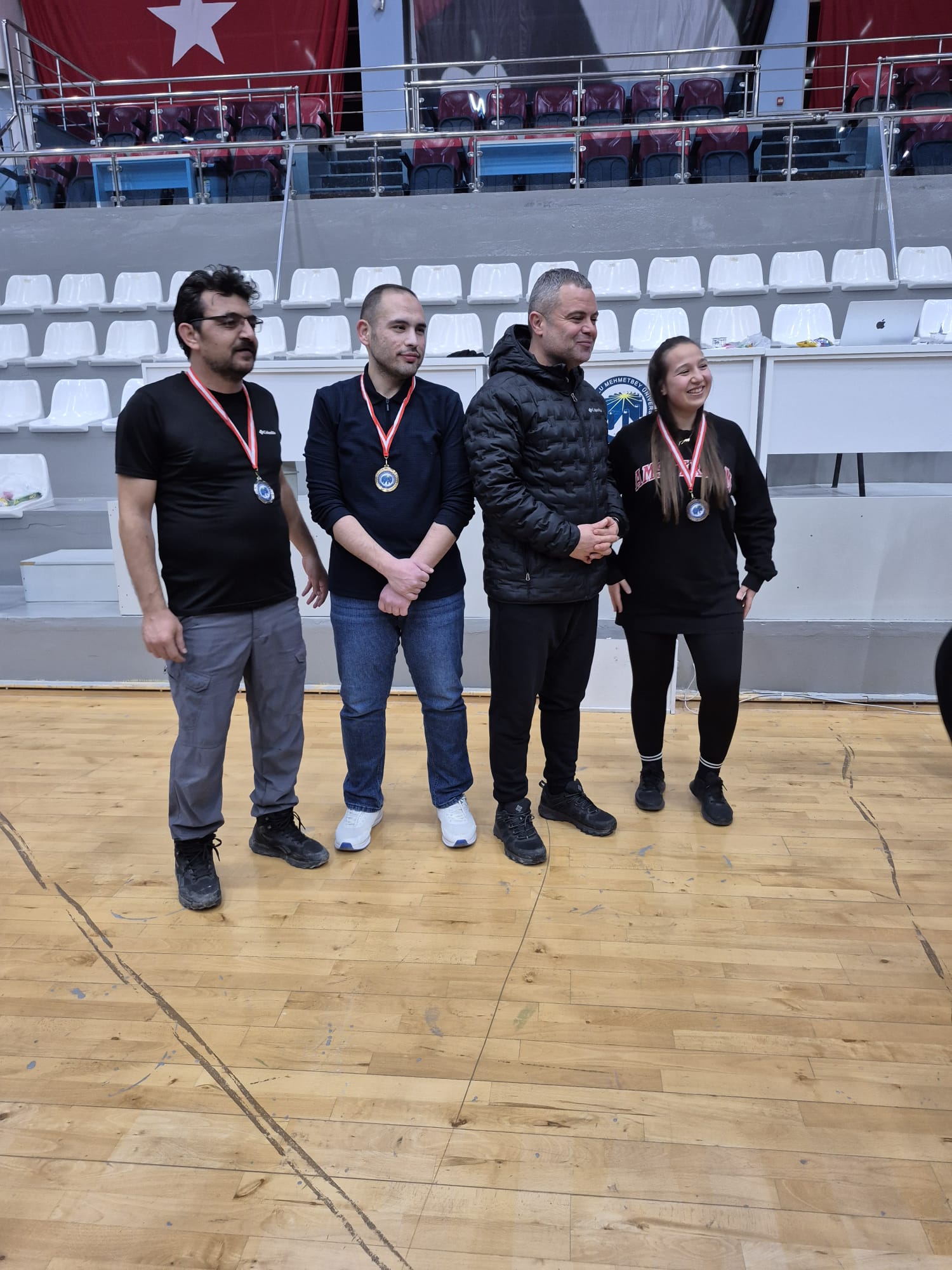 Kmude Basin Mensuplari Masa Tenisinde Bulustu (1)