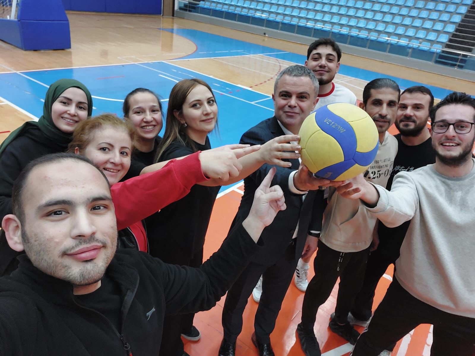 Kmude Gazeteciler Voleybol Turnuvasinda Ter Doktu (1)