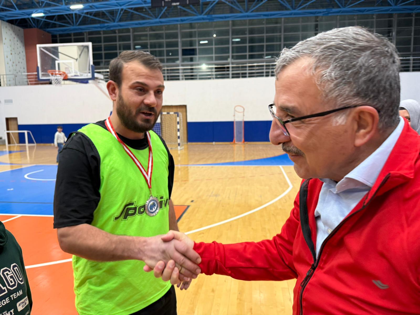 Kmude Gazeteciler Voleybol Turnuvasinda Ter Doktu (10)