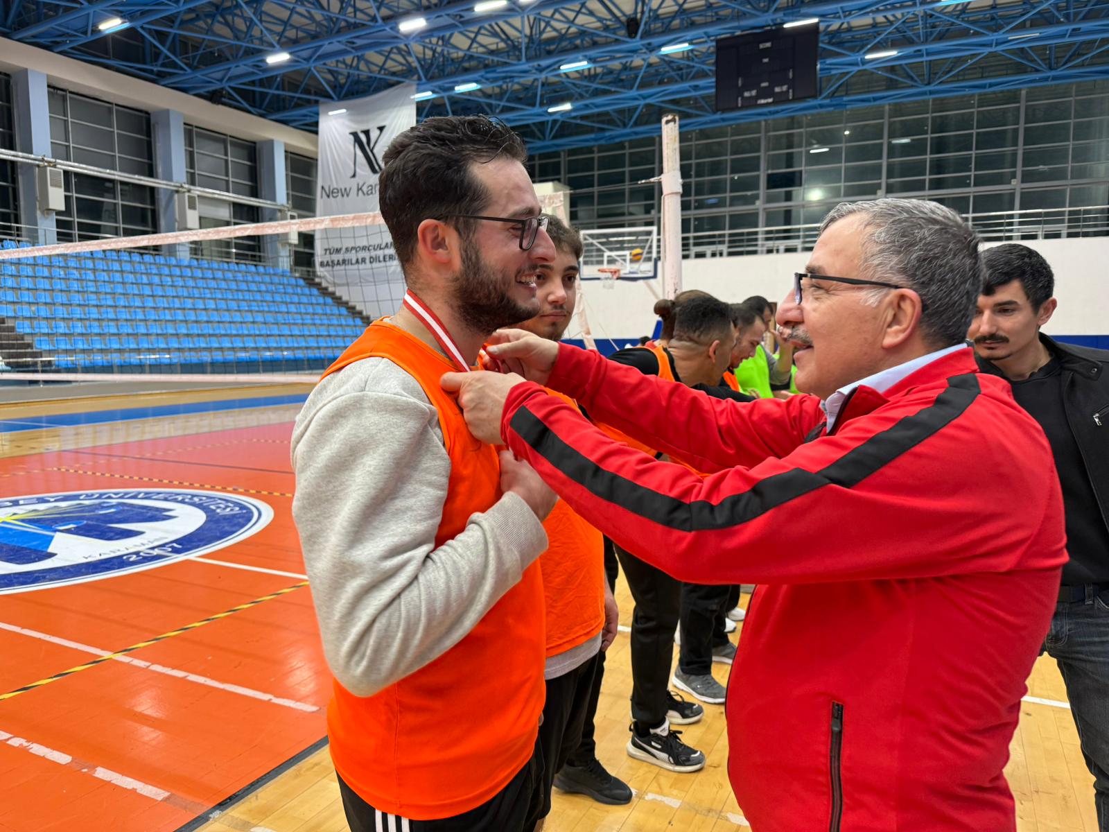 Kmude Gazeteciler Voleybol Turnuvasinda Ter Doktu (11)