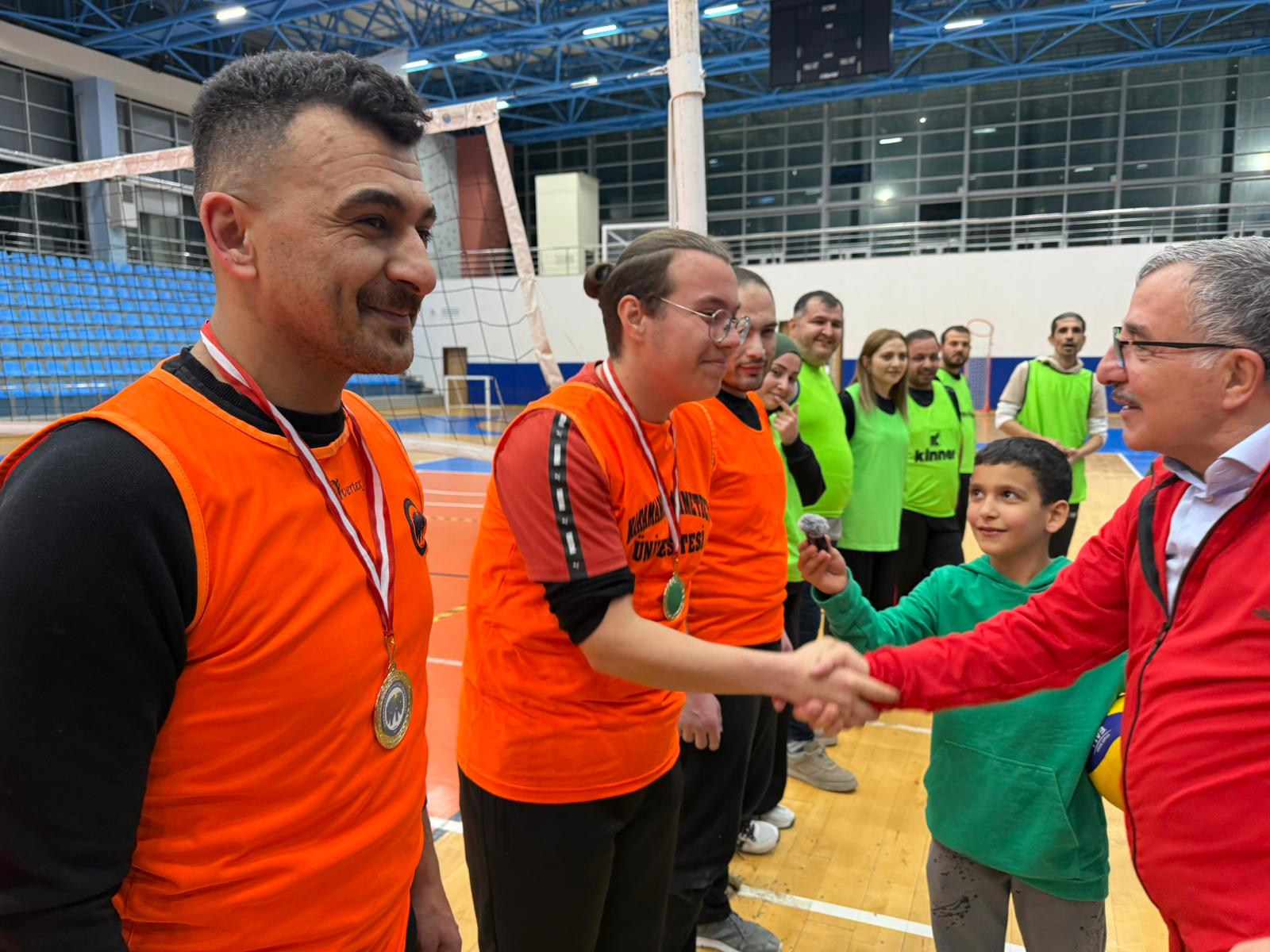 Kmude Gazeteciler Voleybol Turnuvasinda Ter Doktu (12)