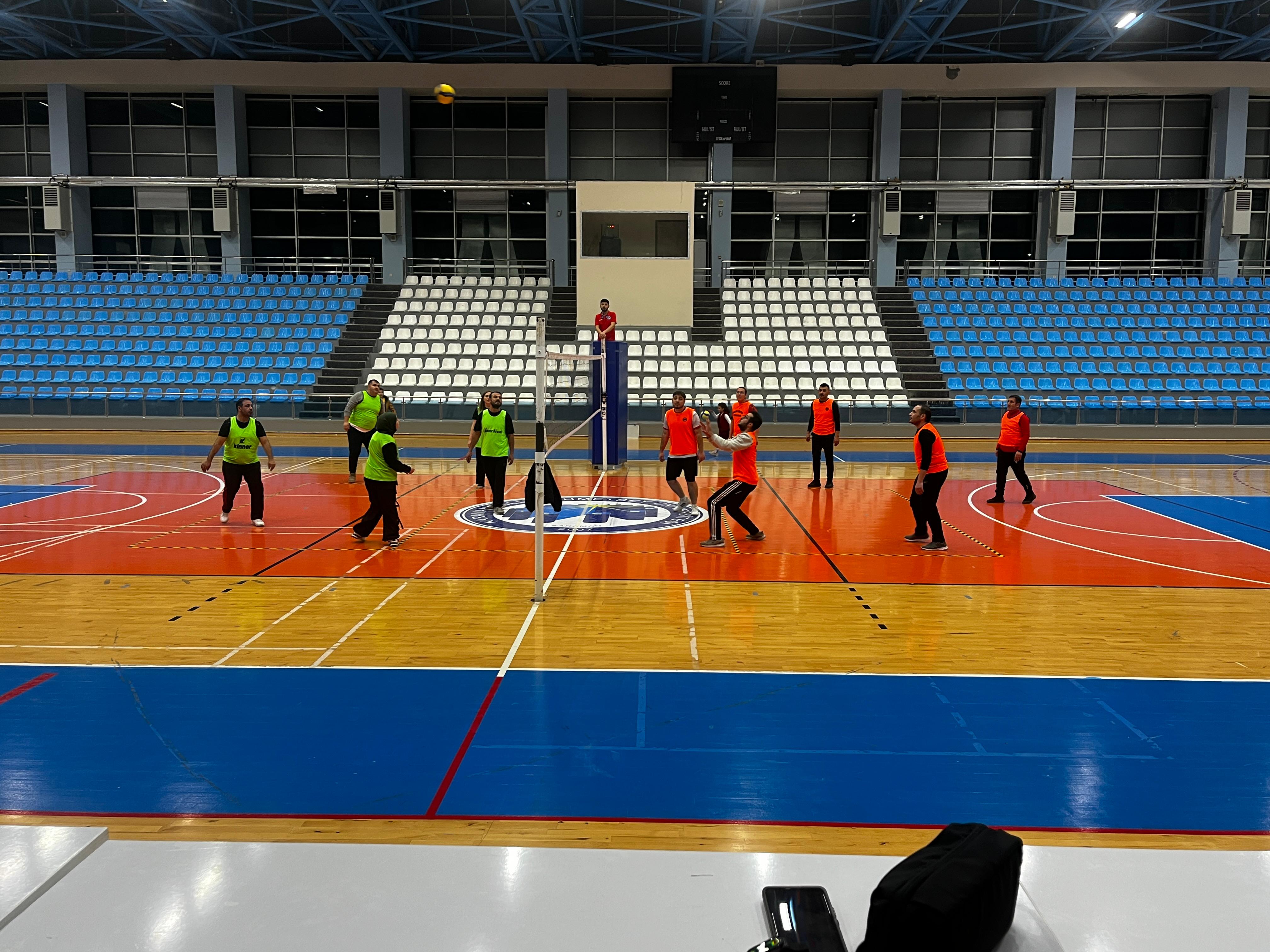 Kmude Gazeteciler Voleybol Turnuvasinda Ter Doktu (2)