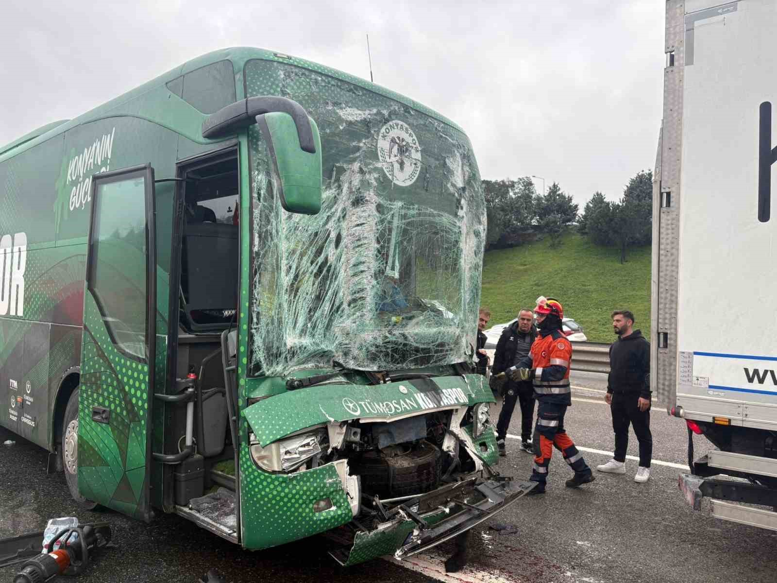 Konyaspor Takimini Tasiyan Otobus Kaza Yapti 3 Yarali1