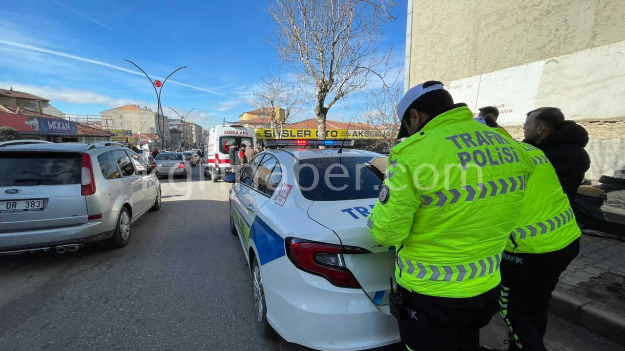 Otomobille Carpisan Motosiklet Surucusu Yaralandi Kaza Ani Kamerada1