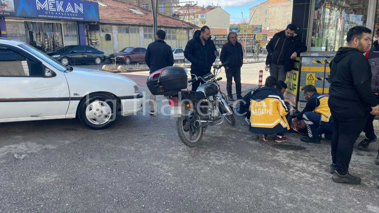 Otomobille Carpisan Motosiklet Surucusu Yaralandi Kaza Ani Kamerada2