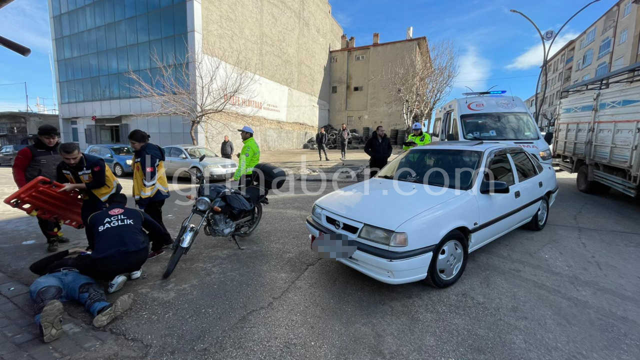 Otomobille Carpisan Motosiklet Surucusu Yaralandi Kaza Ani Kamerada4