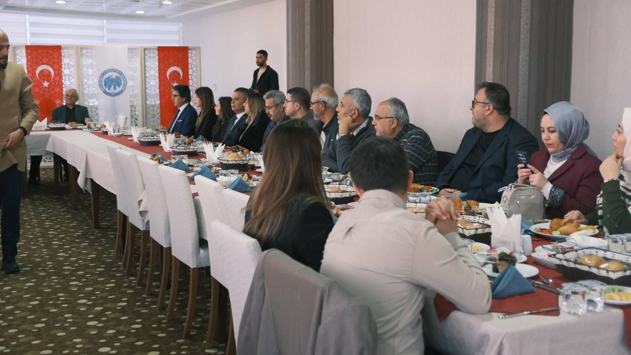 Rektor Gavgali Calisan Gazetecilerin Gununu Kutladi (5)