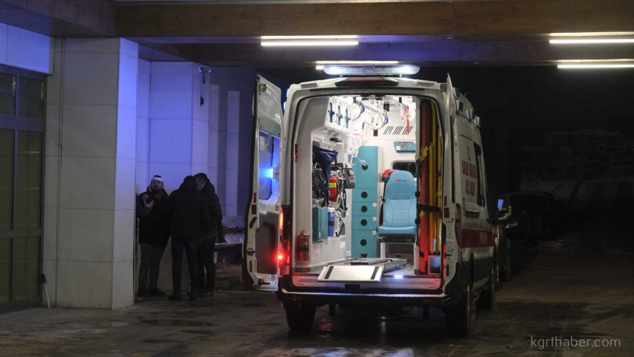 Saglik Ekibi Kar Yagisi Ve Tipiye Ragmen Hastayi Hastaneye Ulastirdi3