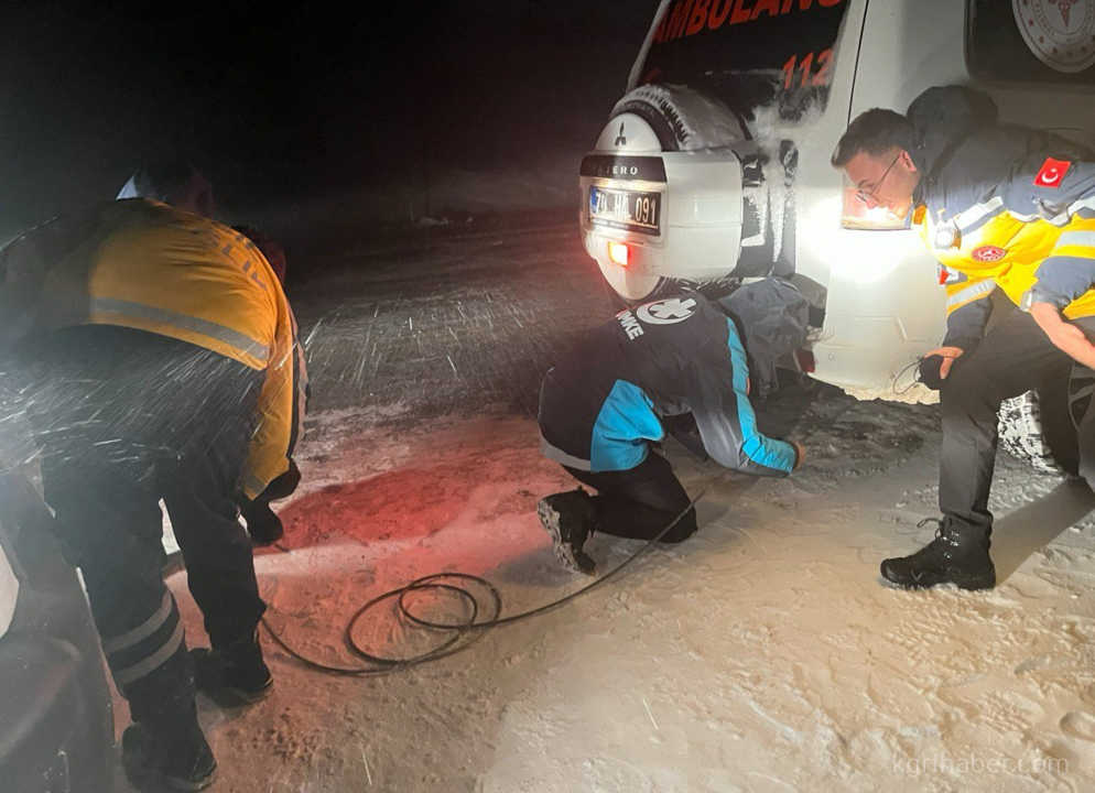Saglik Ekibi Kar Yagisi Ve Tipiye Ragmen Hastayi Hastaneye Ulastirdi5