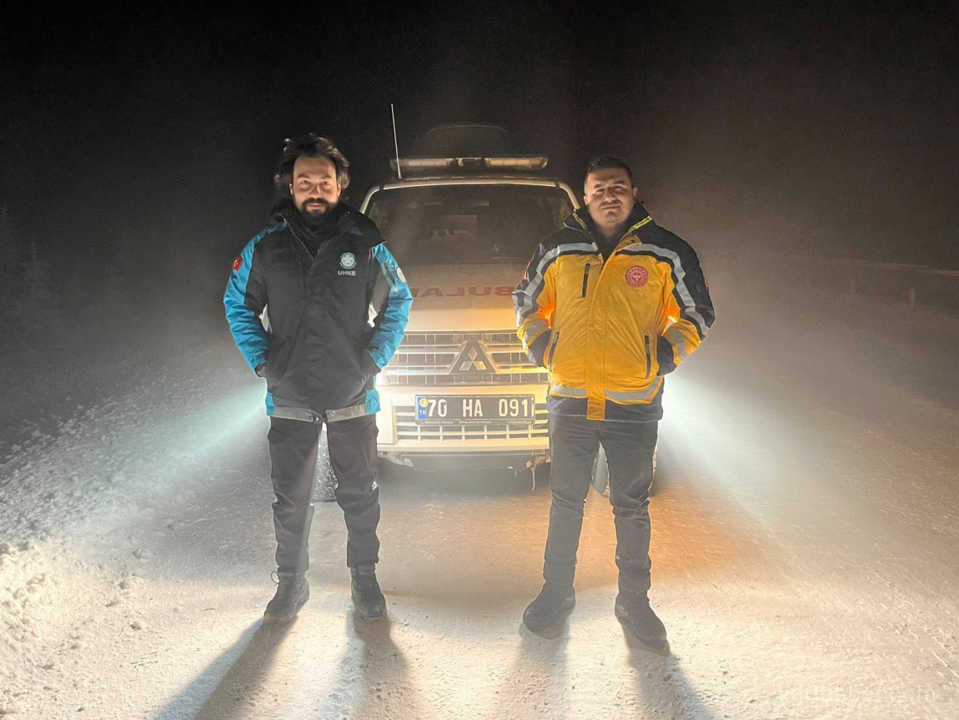 Saglik Ekibi Kar Yagisi Ve Tipiye Ragmen Hastayi Hastaneye Ulastirdi8