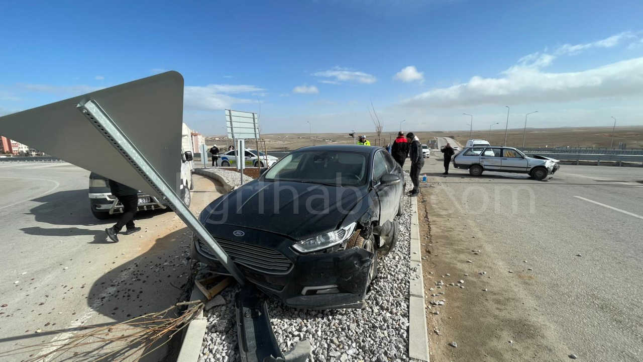 Ters Yone Giren Arac Kazaya Sebep Oldu0