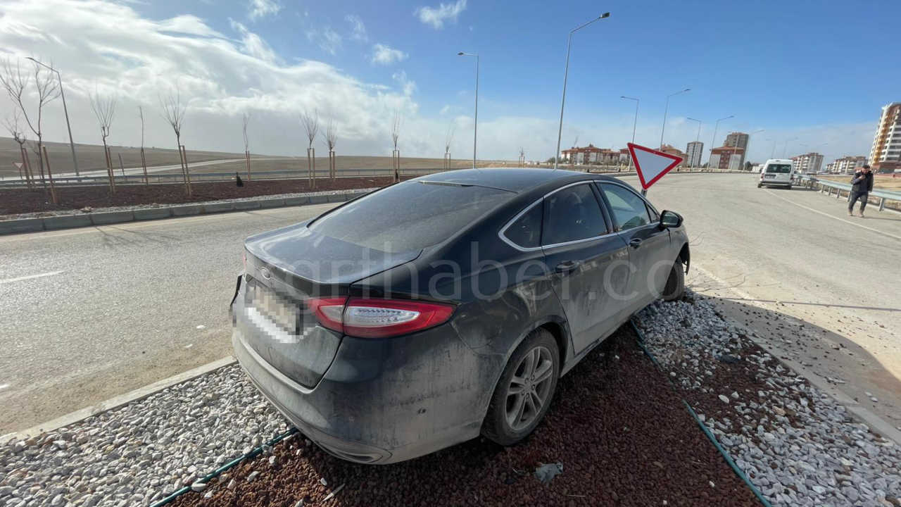 Ters Yone Giren Arac Kazaya Sebep Oldu4