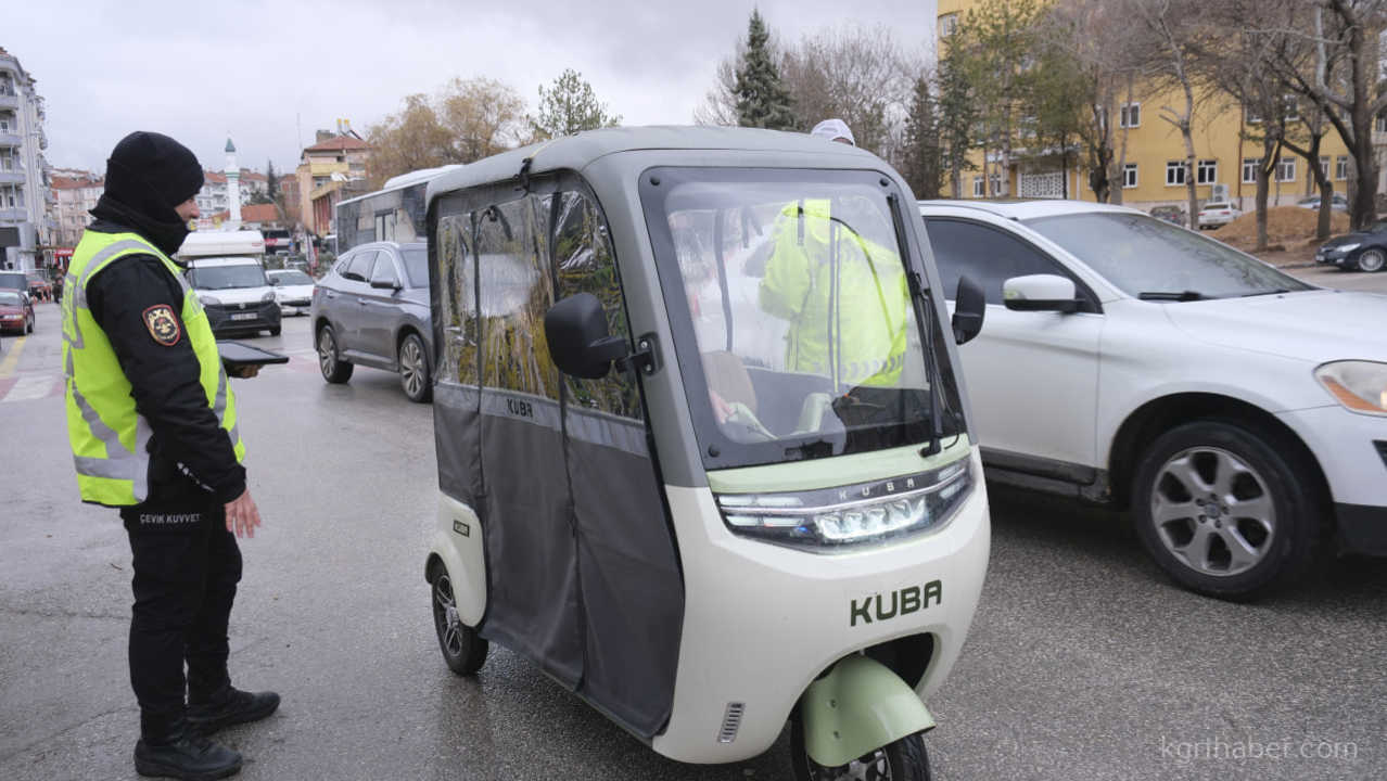 Trafik Polisinden Yurekleri Isitan Uyari0