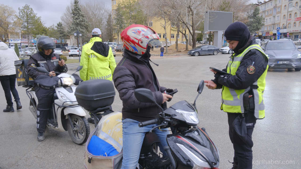Trafik Polisinden Yurekleri Isitan Uyari7