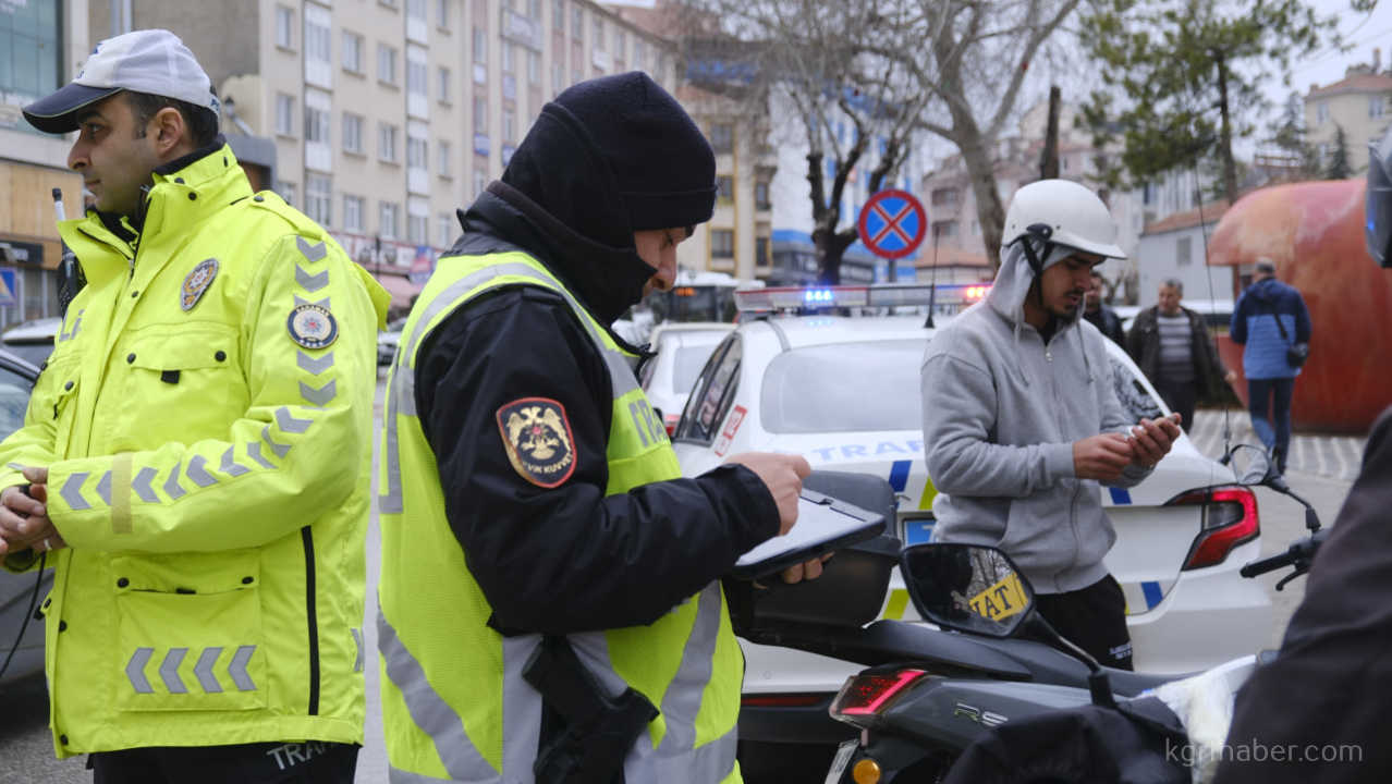 Trafik Polisinden Yurekleri Isitan Uyari8
