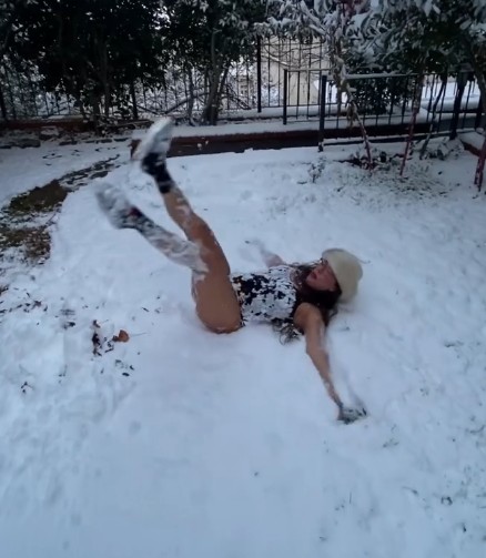 Unlu Oyuncunun Kizi Zeynep Ozyagcilar Karda Sov Yapti