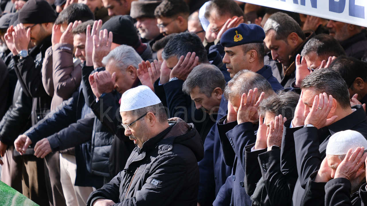 Vekil Saglamin Amcasi Dualarla Topraga Verildi0