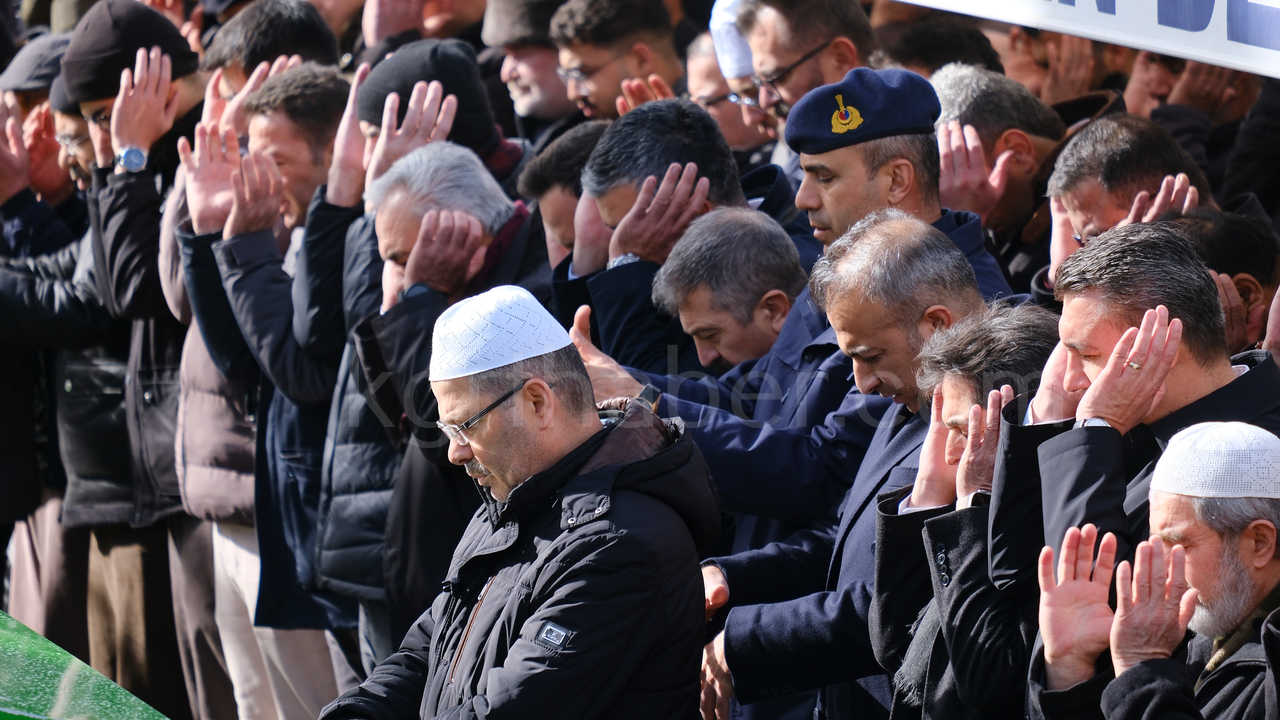 Vekil Saglamin Amcasi Dualarla Topraga Verildi1