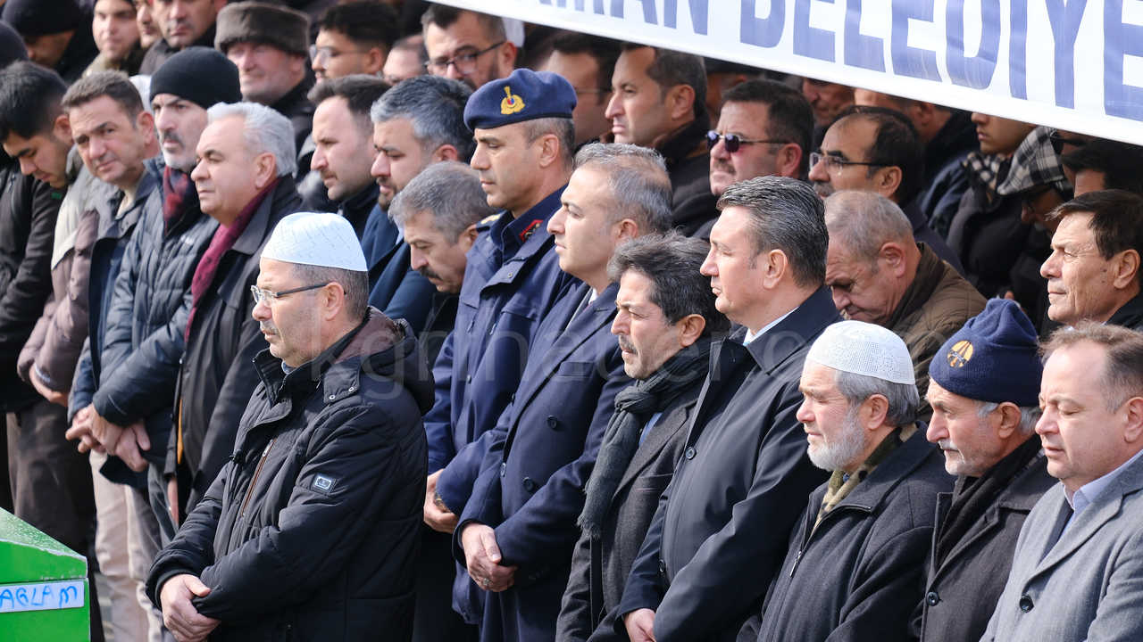 Vekil Saglamin Amcasi Dualarla Topraga Verildi27