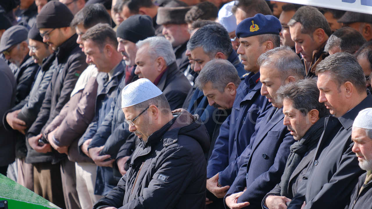 Vekil Saglamin Amcasi Dualarla Topraga Verildi4