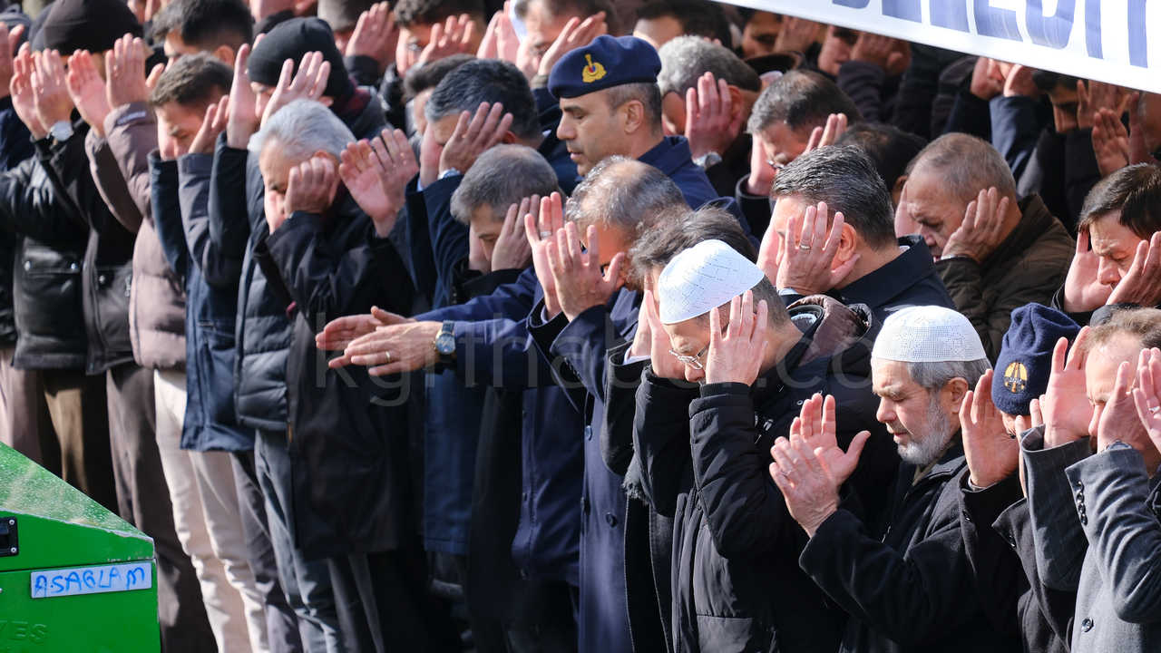 Vekil Saglamin Amcasi Dualarla Topraga Verildi5