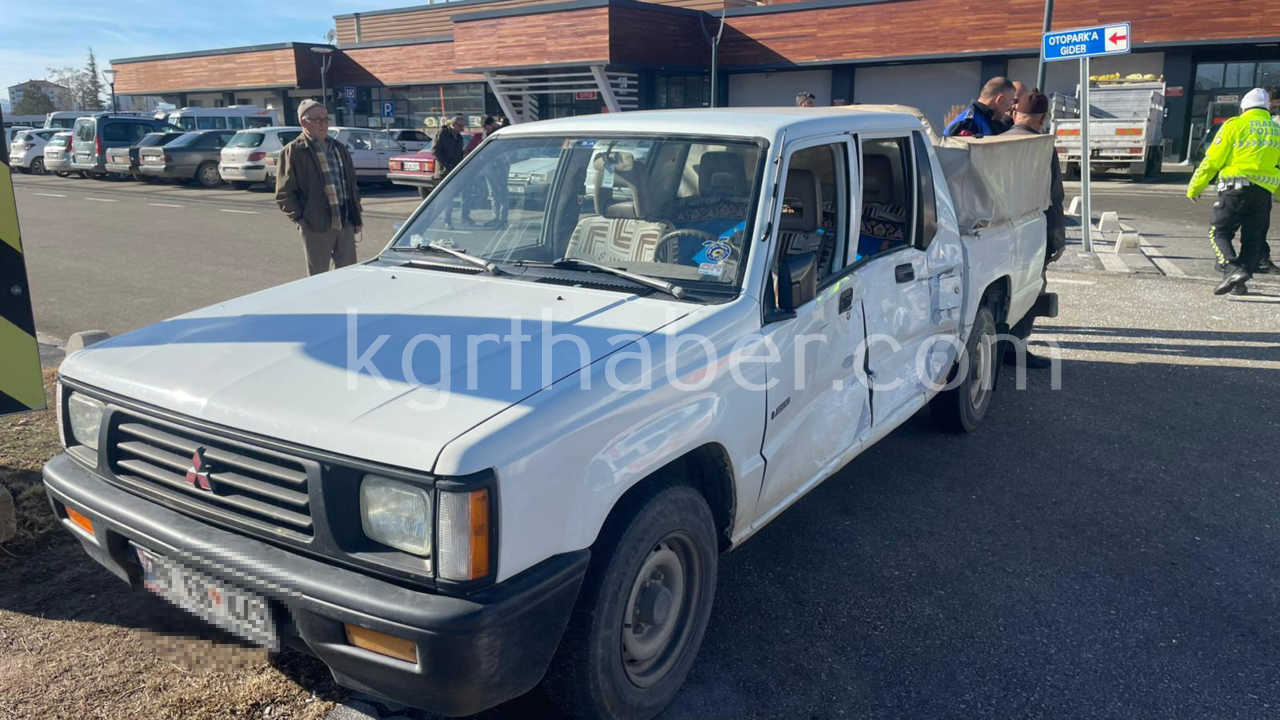 Yasli Surucunun Koyden Cenazeye Giderken Karistigi Kaza Kamerada2